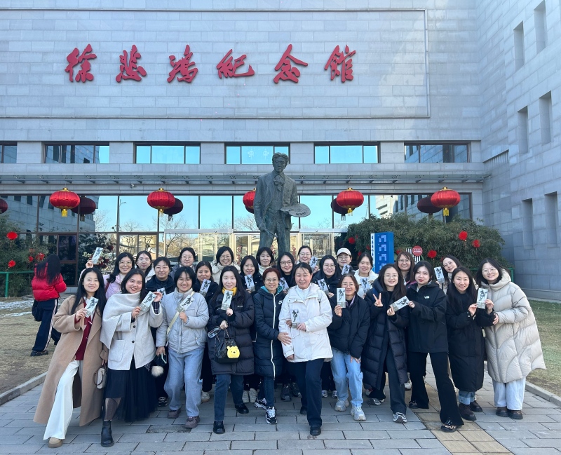 三月春風(fēng)暖藝苑 巾幗奮進(jìn)綻芳華——農(nóng)墾中心組織女職工參觀徐悲鴻紀(jì)念館馬主題精品展